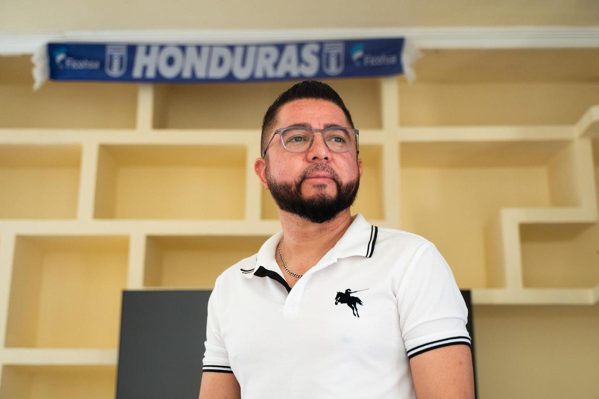 El hondureño Juan Betanco. Al fondo, una bufanda de su país.