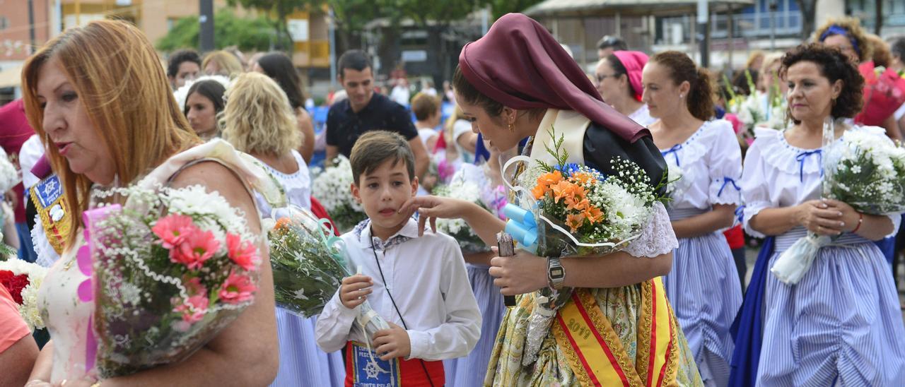 Ofrenda floral en honor a la patrona de Santa Pola, en imagen de archivo antes de la pandemia de coronavirus