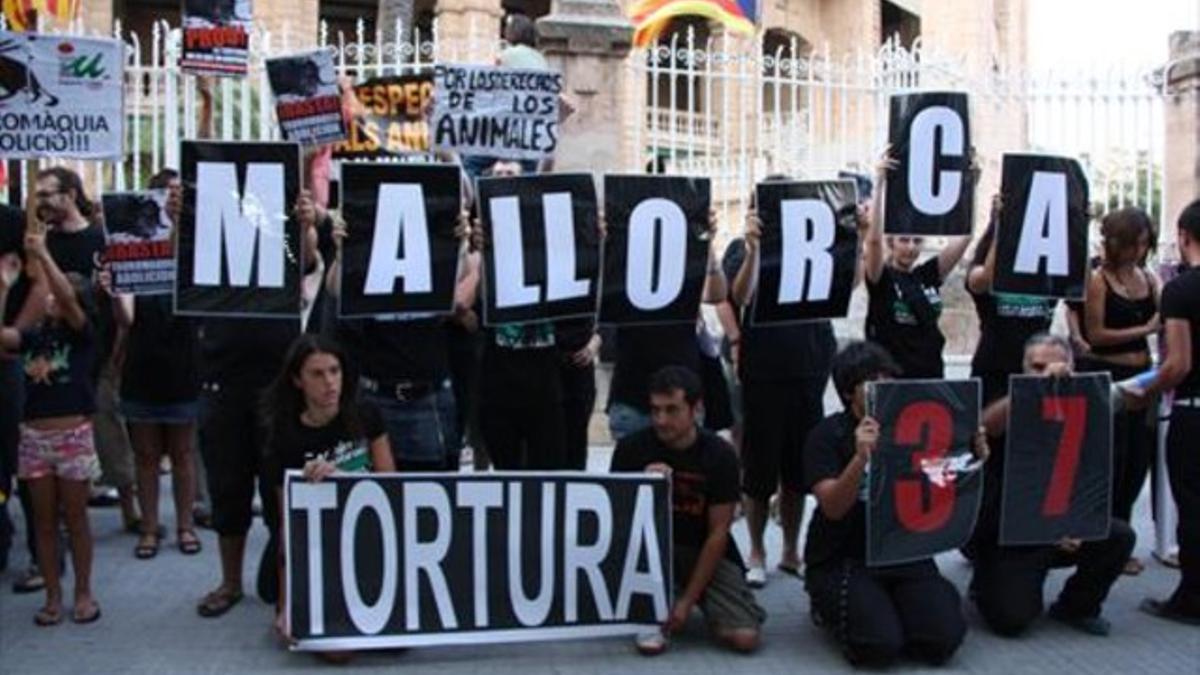 Un grupo de animalistas se manifiestan ante la plaza de toros de Palma, en agosto del 2010.