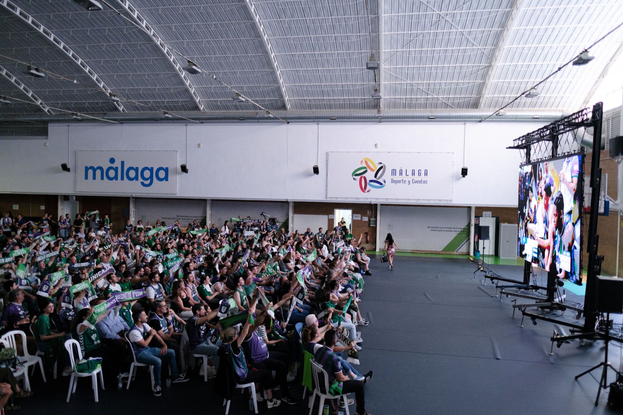 La afición del Unicaja sigue la final de la BCL en Los Guindos