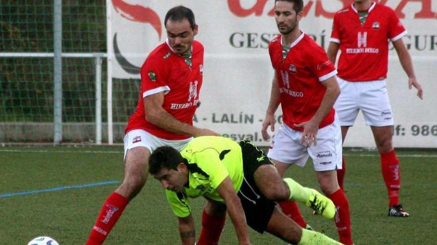 Unai pugna con un contrario por un balón, ayer, en el Estradense-Atios. // Bernabé/Luismy