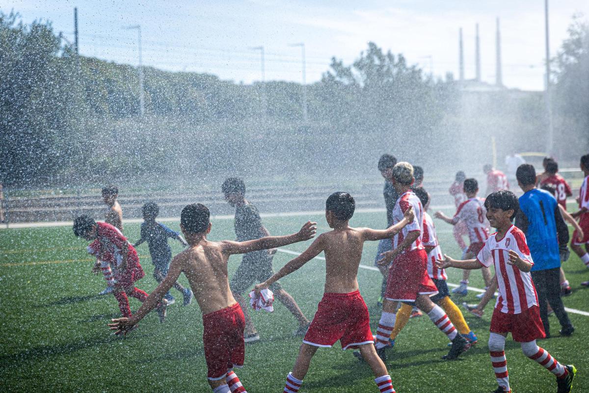 La Mina celebra su primera Champions infantil