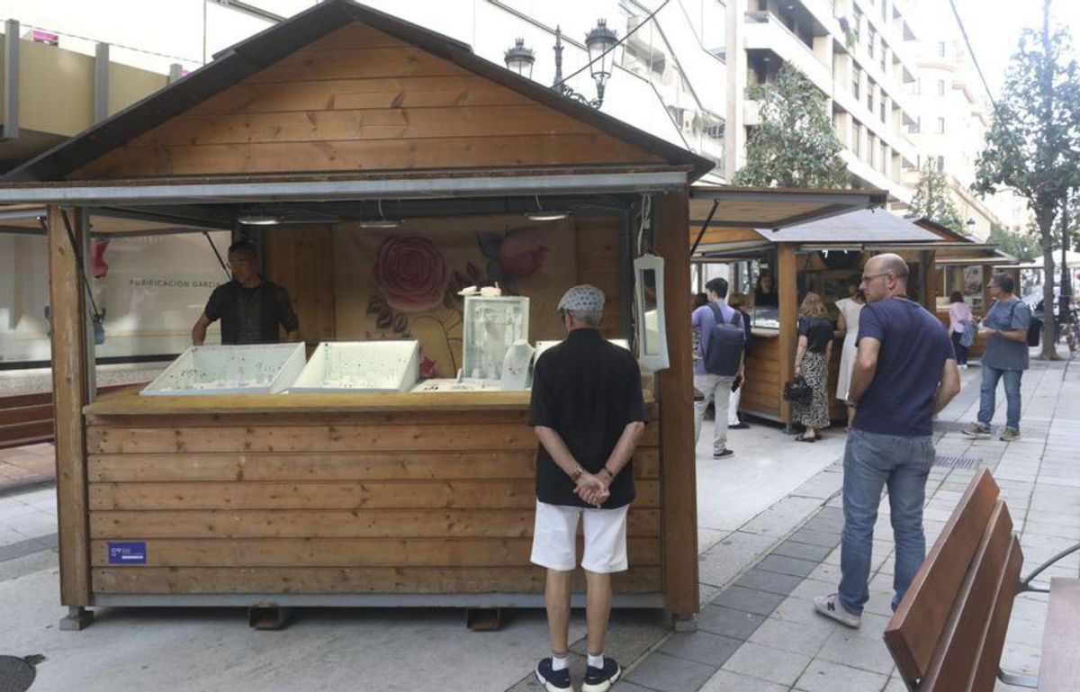 El Mercado del Azabache celebra su nueva ubicación