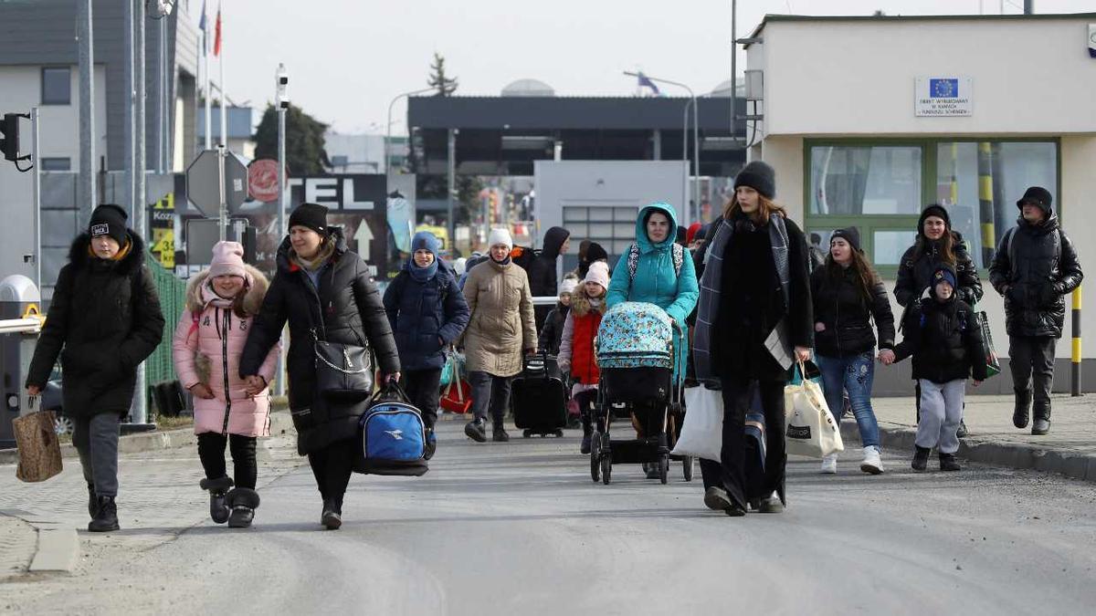 Gent creuant el pas fronterer entre Ucraïna i Polònia