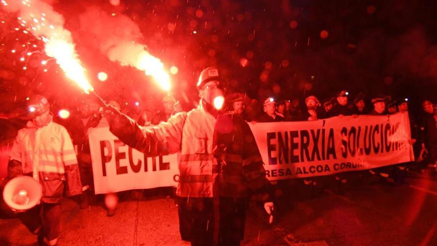 Unos 850 manifestantes marchan contra el cierre de Alcoa en A Coruña