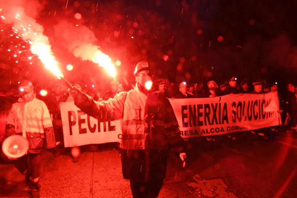 La protesta de trabajadores, que partió de la fábrica de A Grela, llegó a la delegación del Gobierno con el apoyo de amigos, familiares y representantes políticos.