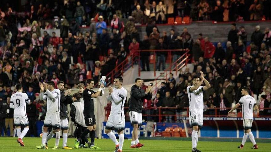 Los futbolistas agradecen el apoyo de la Mareona al final del encuentro.