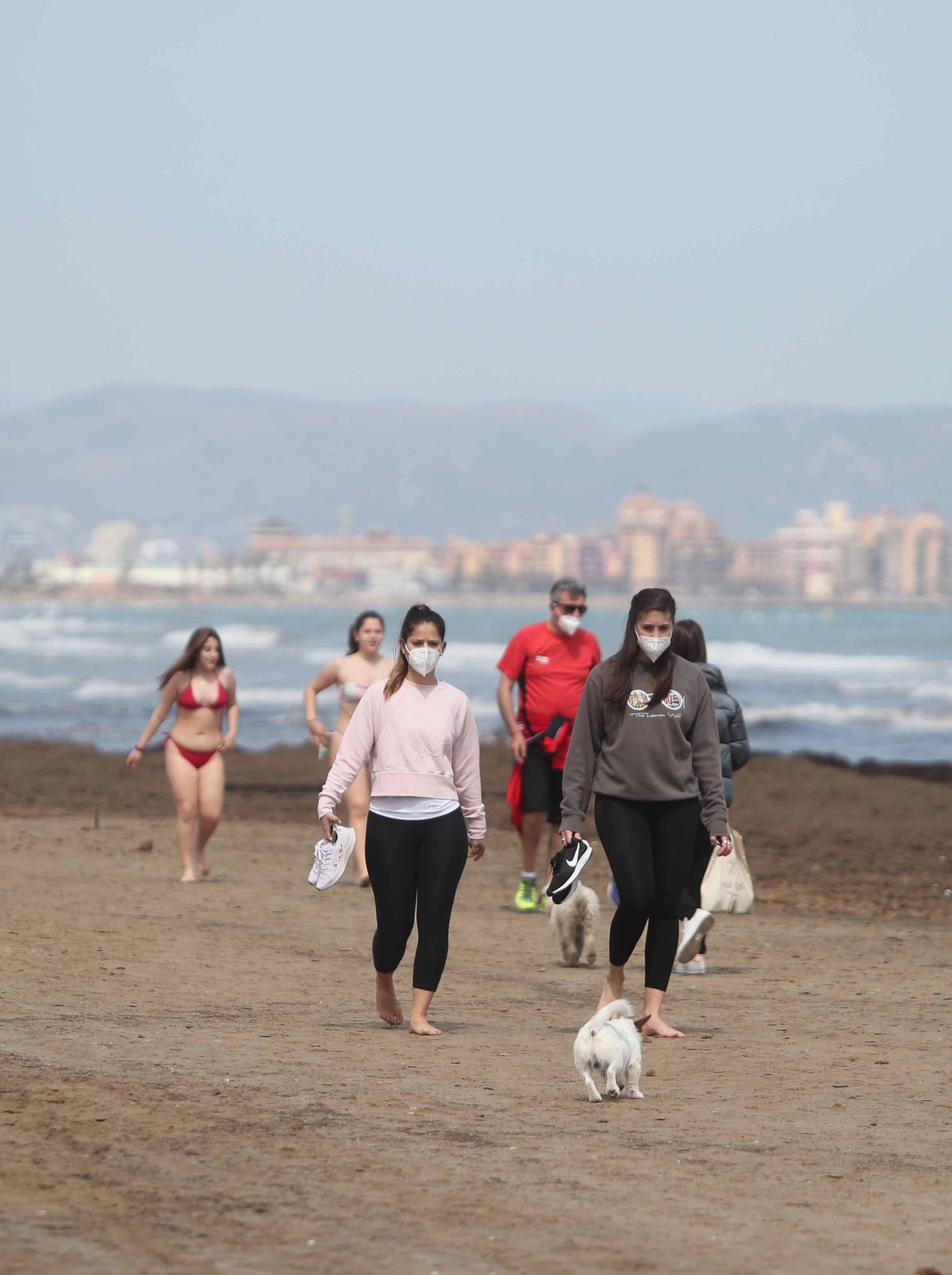 Playas, paseos y terrazas, llenos por el buen tiempo