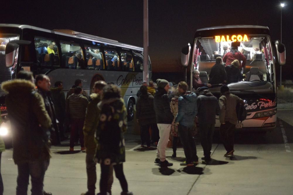 Los trabajadores de Alcoa de Asturias parten hacia Madrid a una manifestación contra el cierre de la fábrica