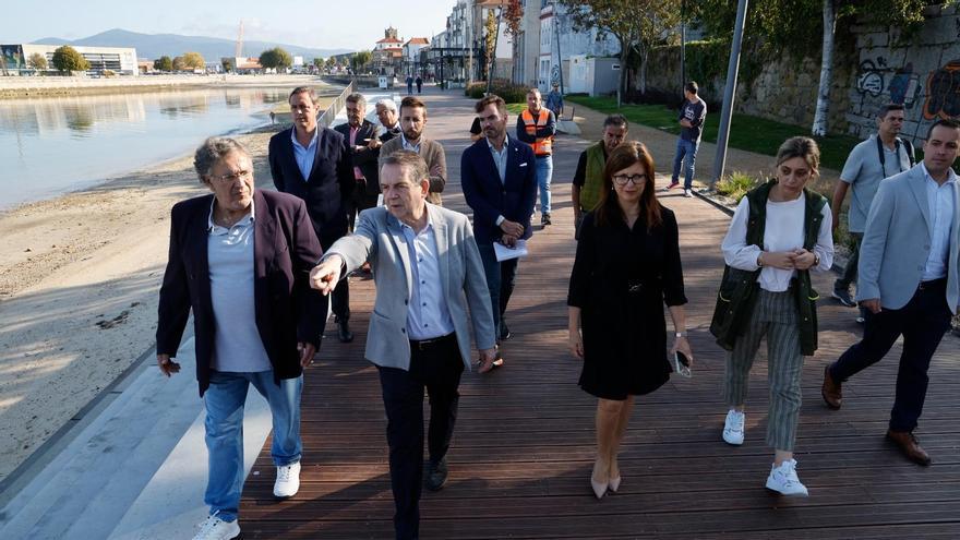 Caballero y sus concejales en el acto de inauguración del paseo de Bouzas.