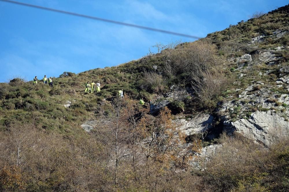 Técnicos del ADIF en labores en Pajares ante el riesgo de derrumbe sobre las vías