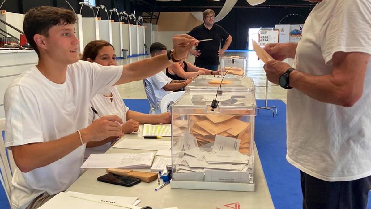 Cuenca, del Villarreal, en su mesa de votación