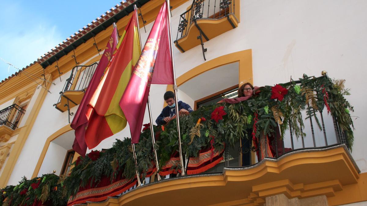 Alejandro Martínez y Asunción López decorando el balcón principal de los Regantes.