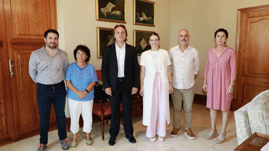 La presidenta del Govern, Marga Prohens, junto a los representantes de la OCB.