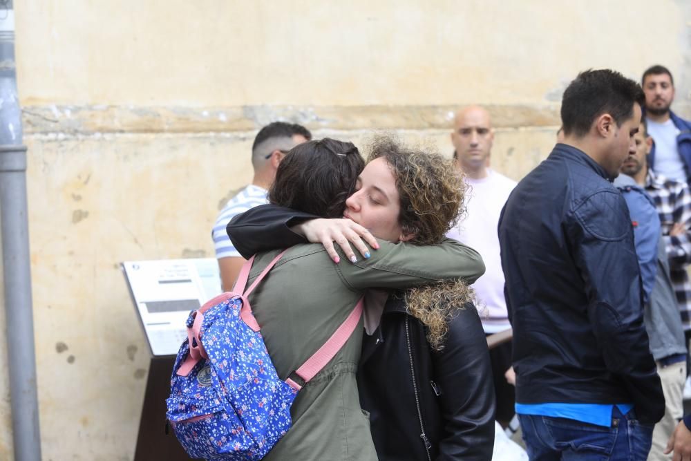 Emotivo minuto de silencio de los vecinos de Cudillero al recordar al joven fallecido David Carragal