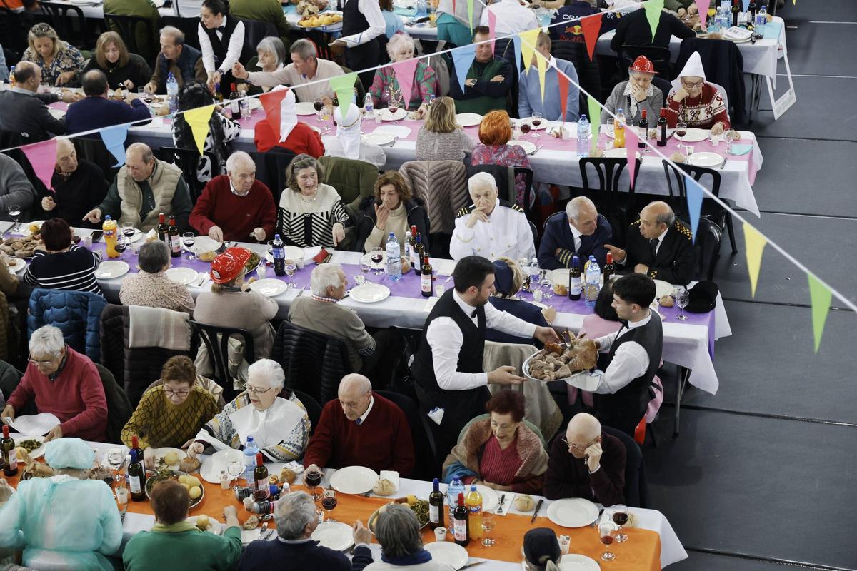 Tributo a los mayores de Ames con más de mil kilos de cocido y música