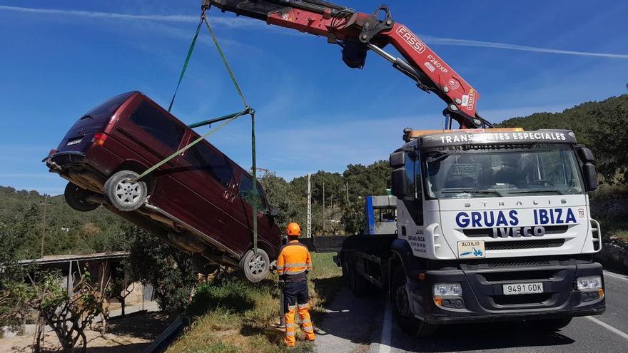 Recuperan una furgoneta precipitada en una finca de Ibiza