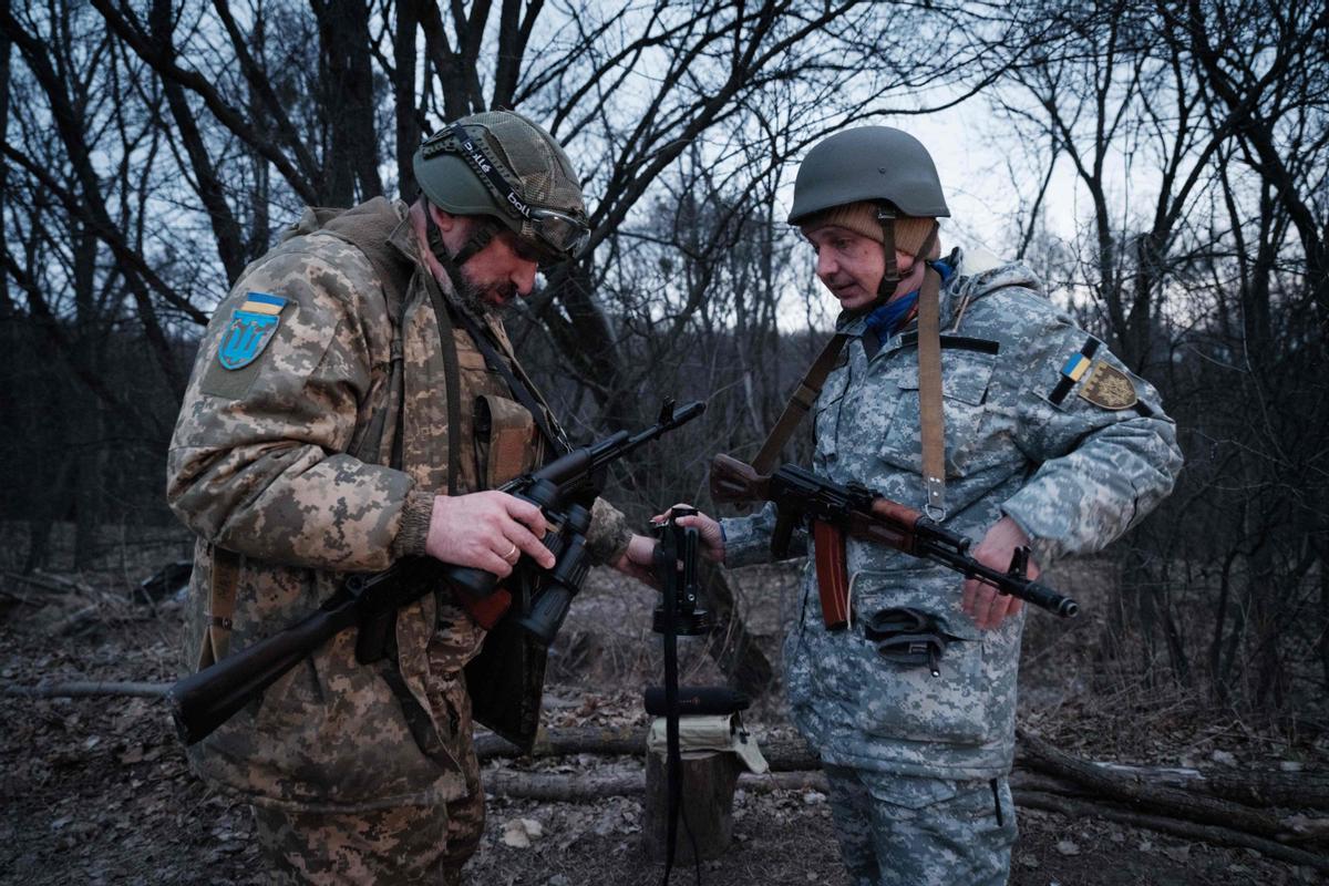 80 voluntarios civiles ucranianos se turnan día y noche para vigilar las amenazas de los drones explosivos Shahed de fabricación iraní lanzados por los rusos, cerca de Kiev .