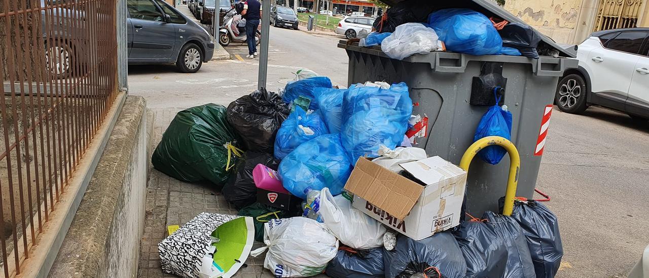 Montones de basura, este martes en una calle céntrica de Manacor.
