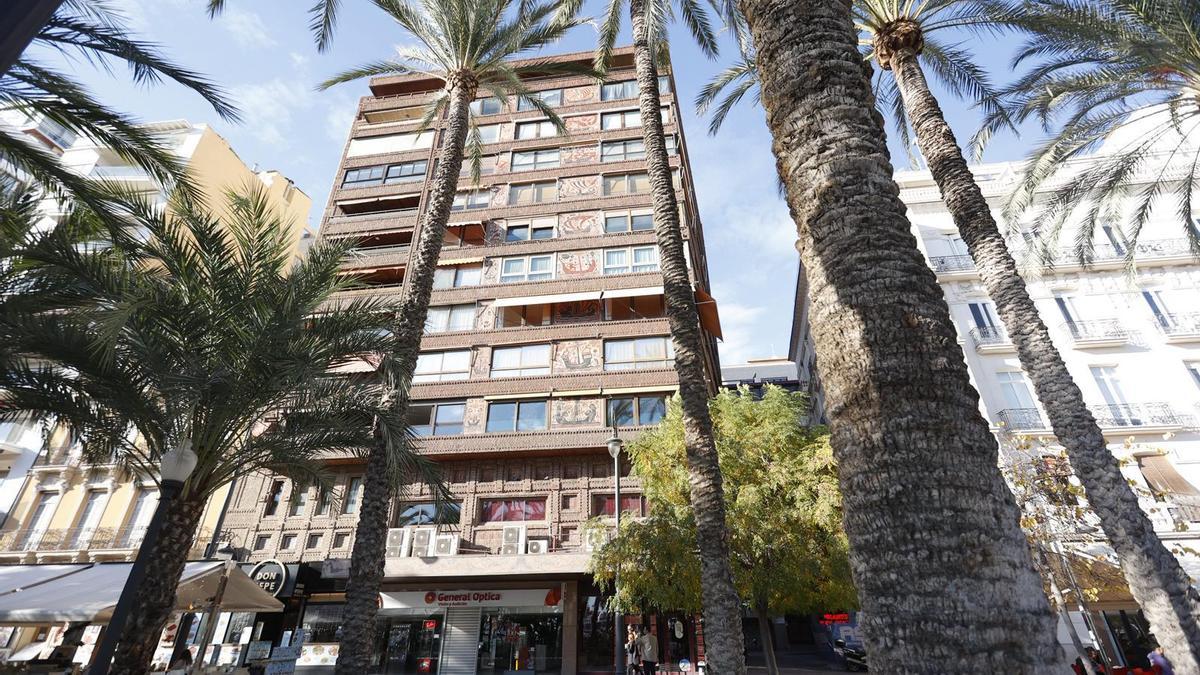 Edificio en el que Mazón ha ubicado su oficina, en plena Explanada de Alicante