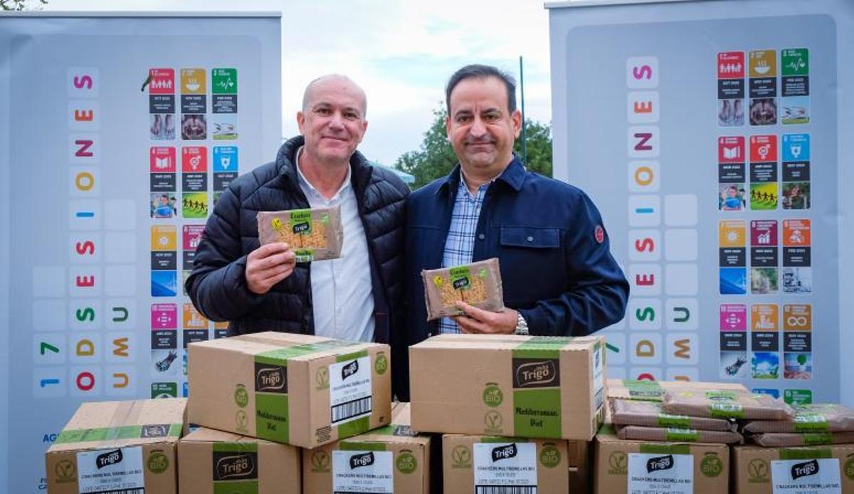 La gerente de Famyco Urban Market, María Aráez, entrega un carro de la compra para esta acción solidaria de la UMU.  l.o.