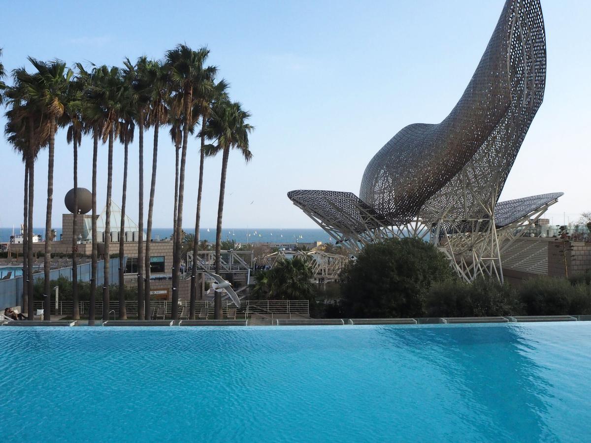 27 DE FEBRERO DEL 2021. BARCELONA. ESCULTURA EL PEIX, EL PEZ, DE FRANK GEHRY, EN EL LITORAL DE BARCELONA, VISTA DESDE LOS JARDINES DEL HOTEL ARTS. FOTO DE MONICA TUDELA