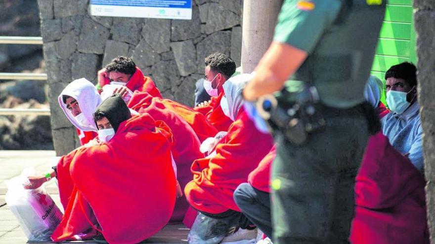 Migrantes llegados al muelle de Caleta de Sebo, en La Graciosa, ayer tras ser atendidos por Cruz Roja.