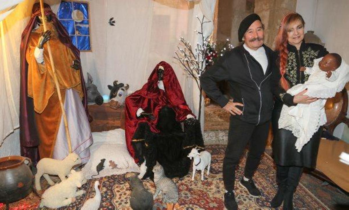 El nacimiento en el portal de la casa de Jesús Traspas e Isabel Torijano, que sostiene el Niño Jesús que no aparecerá hasta Nochebuena.