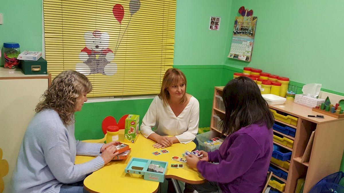 La regidora Xelo Angulo, en el centro de atención temprana.