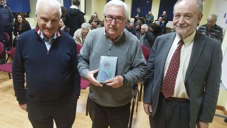 Francisco Trinidad, con el libro, escoltado por Melchor Fernández, a la izquierda, y Leopoldo Tolivar Alas. | D. O.