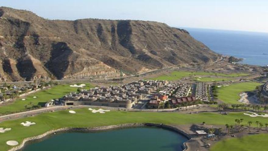 Panorámica de Anfi Tauro Golf, el lago y el océano al fondo. i LP/DLP