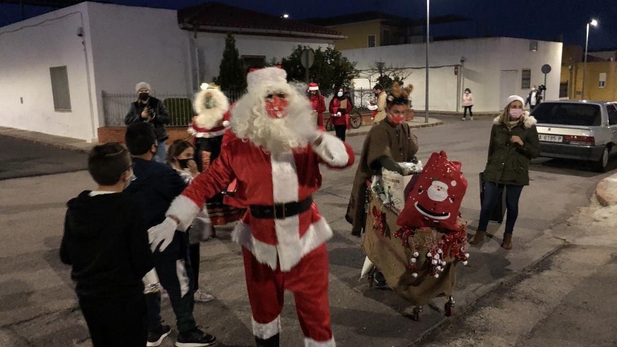 Papá Noel y los Reyes Magos recorren las casas iluminadas de un barrio de la Vall d&#039;Uixó