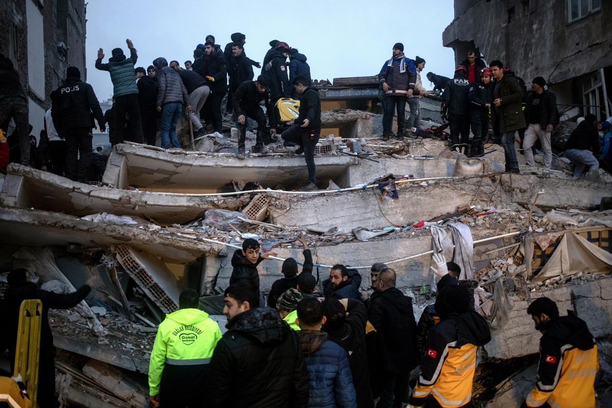 Diyarbakir (Turkey), 06/02/2023.- Turkish emergency personnel and others try to help victims at the site of a collapsed building after an earthquake in Diyarbakir, Turkey 06 February 2023. According to the US Geological Service, an earthquake with a preliminary magnitude of 7.8 struck southeast Turkey close to the Syrian border. The earthquake caused buildings to collapse and sent shockwaves over northwest Syria, Cyprus, and Lebanon. (Terremoto/sismo, Chipre, Líbano, Siria, Turquía) EFE/EPA/REFIK TEKIN