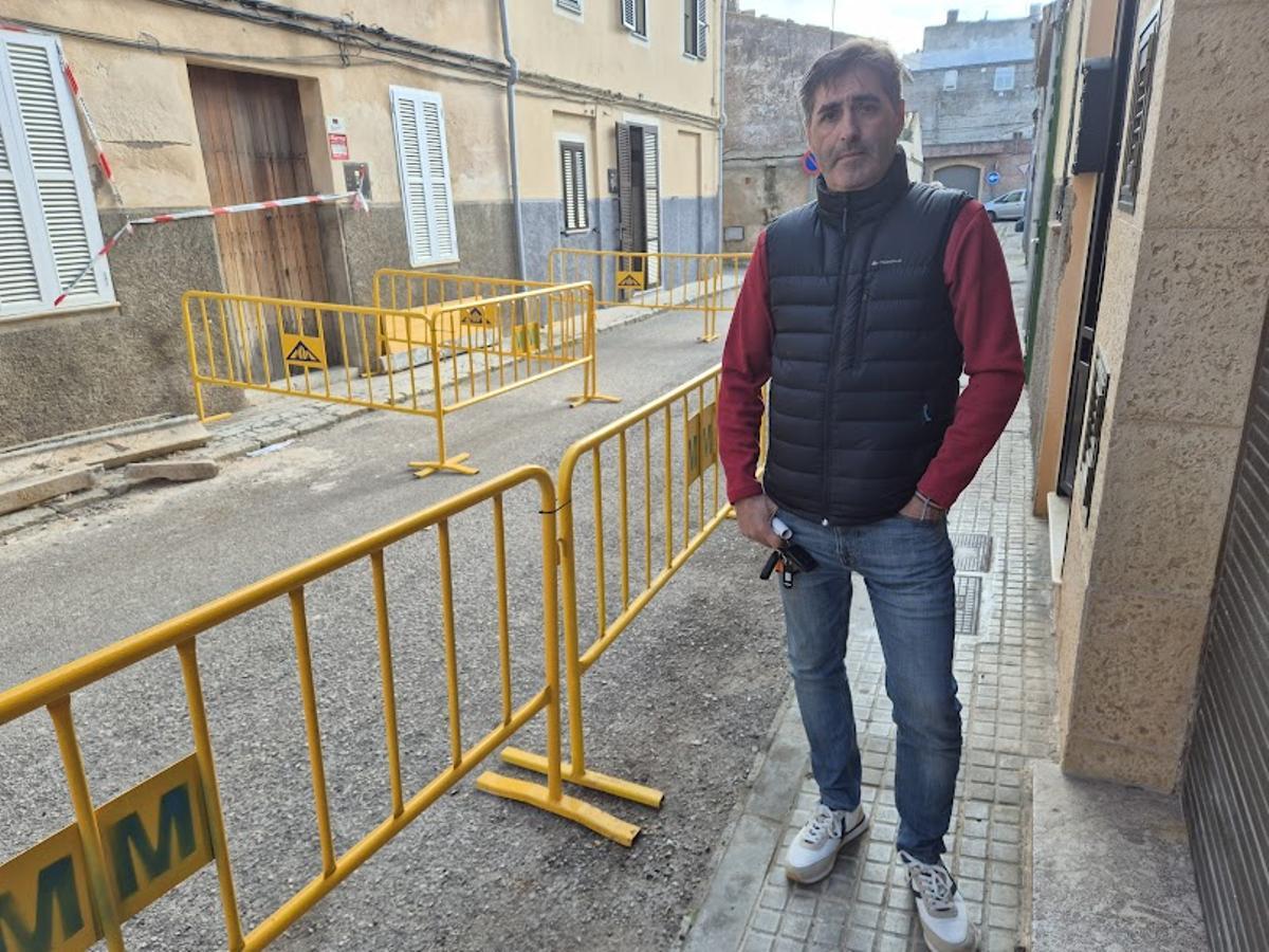 Toni Ordóñez, el vecino de enfrente frente a la casa de Manacor donde ocurrió el derrumbe.