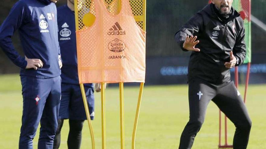 Miguel Cardoso da instrucciones a sus jugadores durante el entrenamiento de ayer. // José Lores