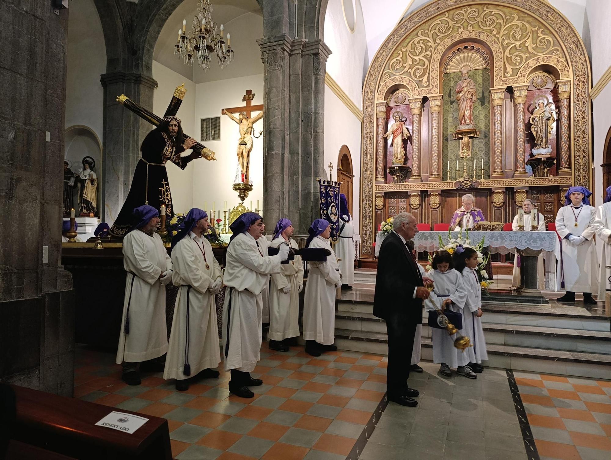 El Nazareno y la Virgen Dolorosa emocionan en Grado