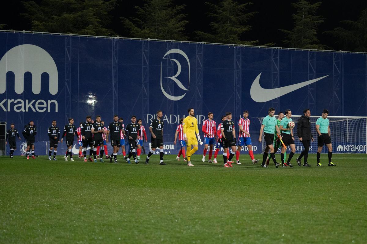 Hércules y Atlético de Madrid saltan al campo en su duelo liguero de la temporada pasada.