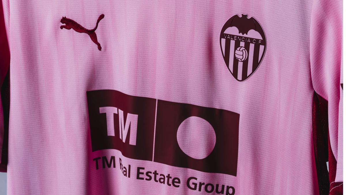 Así es la parte frontal de la tercera camiseta del Valencia CF 26/27
