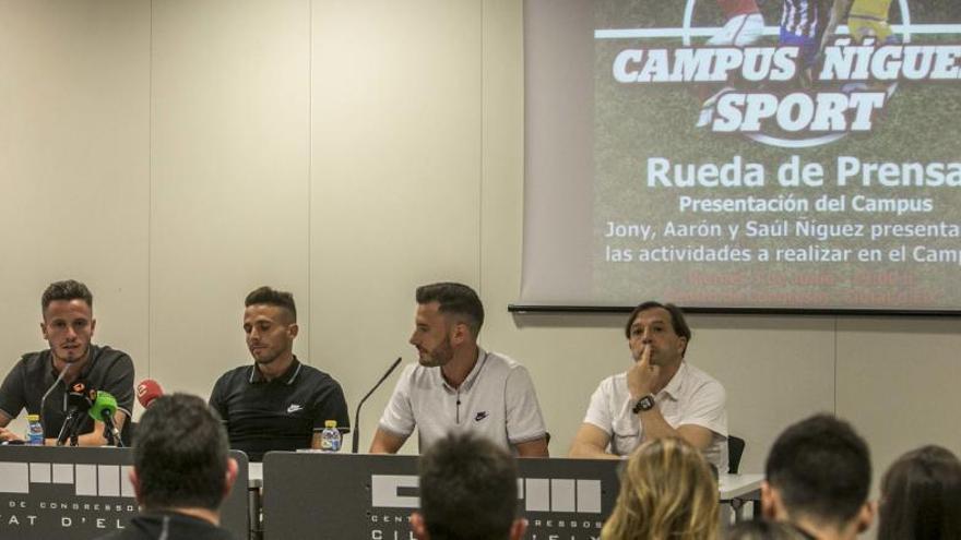 Saúl, Aarón y Jony Ñiguez, junto al concejal de Deportes, Jesús Pareja, en la presentación del campus