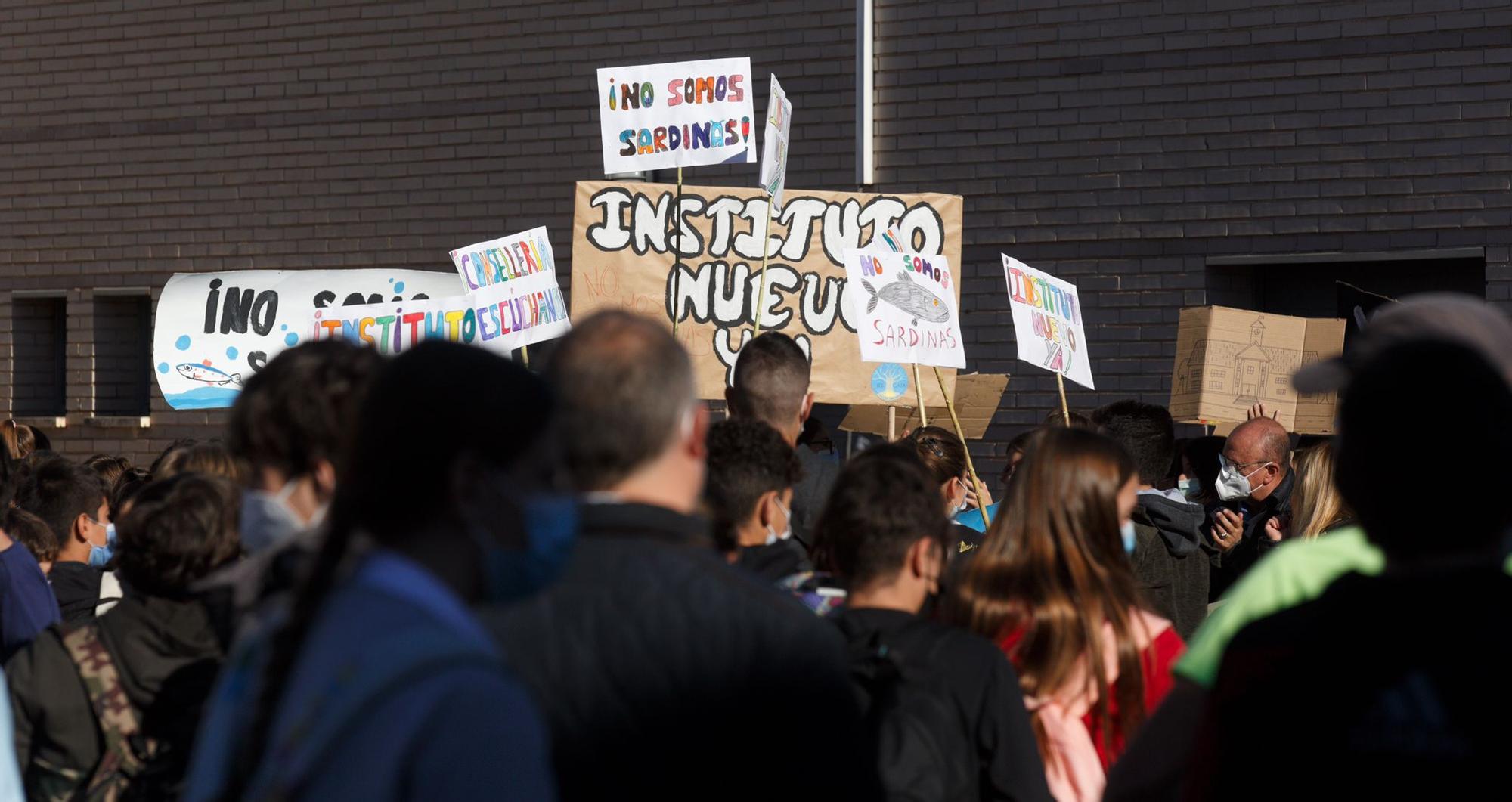 Protestas en el IES Gaia de San Vicente del Raspeig contra la masificación que sufren en el instituto