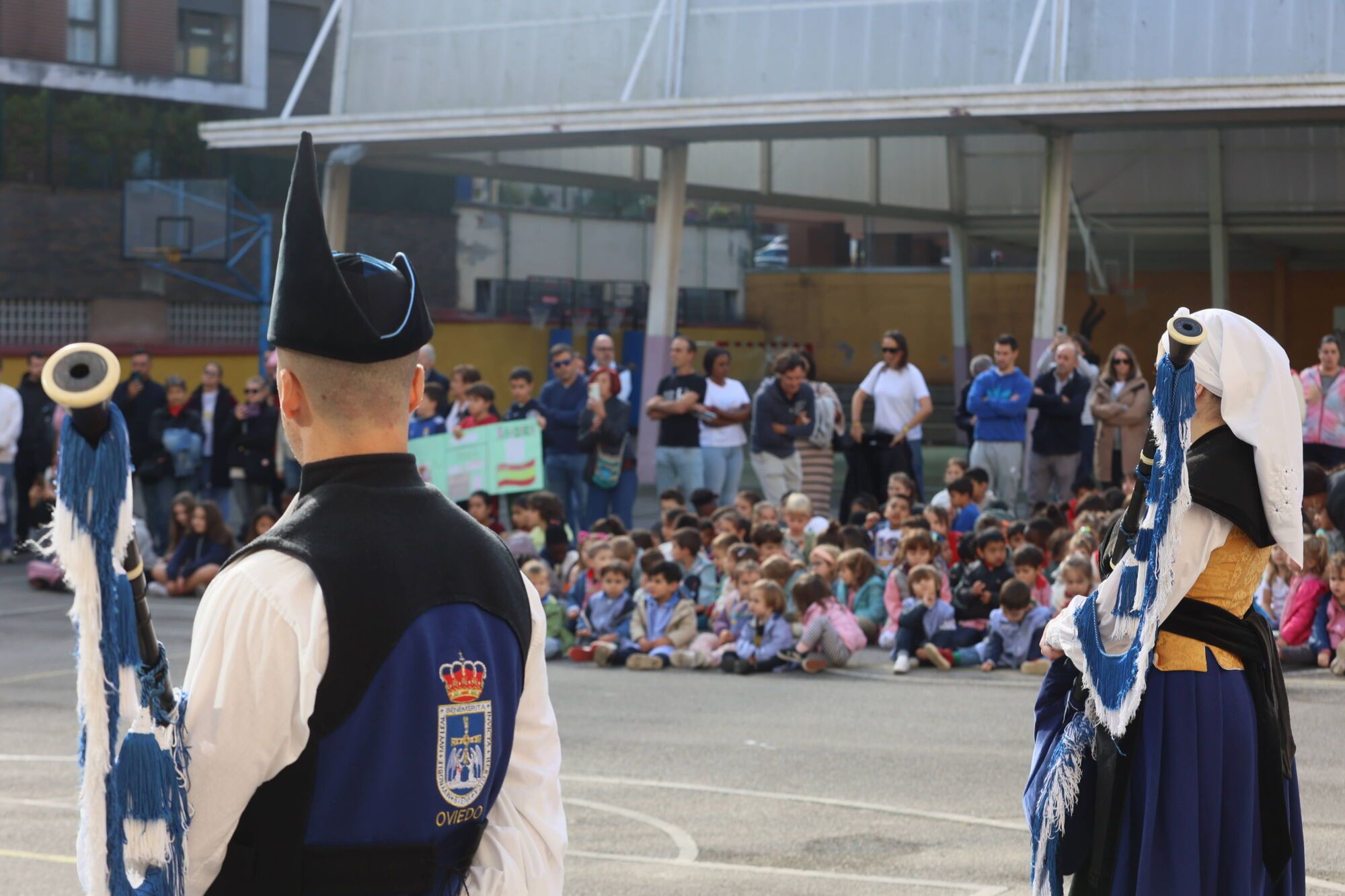Escuelas Blancas. Acto de izado de la bandera con asistencia del delegado de Defensa y representantes de la Guardia Civil, la Policía Nacional y la Municipal, entre otros