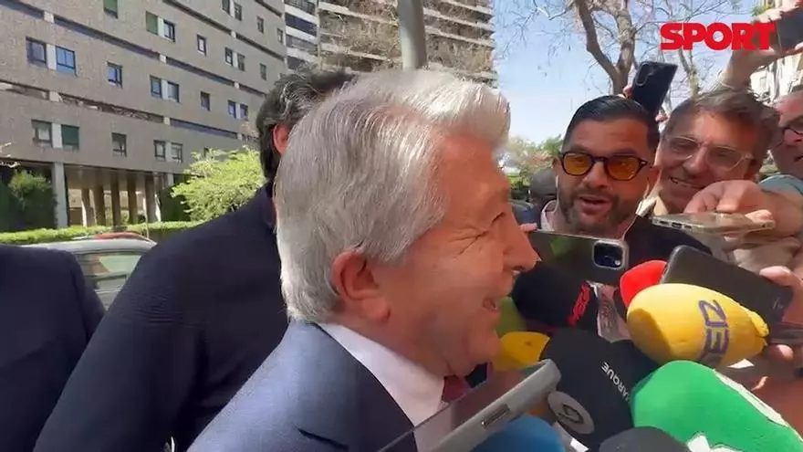 Enrique Cerezo sobre Julián Alvarez, a su llegada a la comida con Rafa Yuste: “Te lo voy a decir en tres palabras: tiene contrato con el Atletico de Madrid. Bueno, en lugar de en tres te lo he dicho en siete”