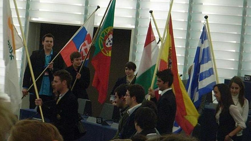Los estudiantes del IES Bahía Babel a su entrada al Parlamento europeo con la bandera de España, junto al resto de delegaciones