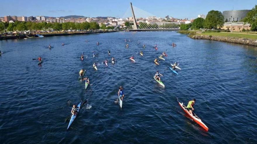 Un instante de la carrera de media maratón celebrada ayer en las aguas del río Lerez. // G. Santos