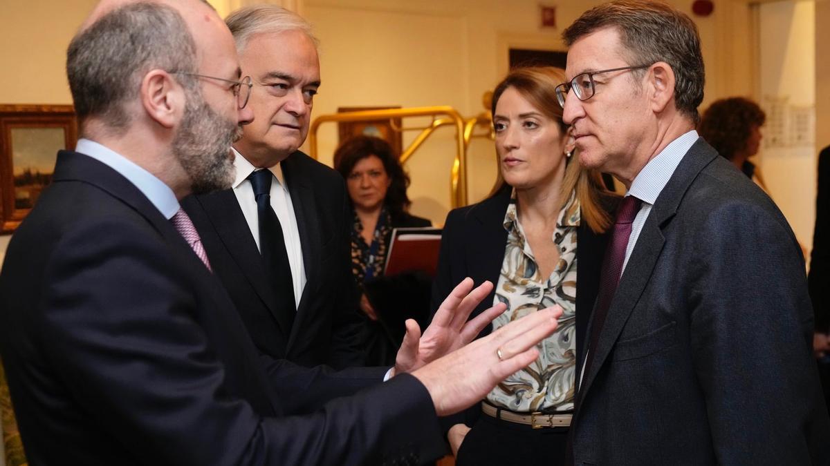 Alberto Núñez Feijóo junto al líder del PPE, Manfred Weber; la presidenta del Parlamento Europeo, Roberta Metsola; y Esteban González Pons.