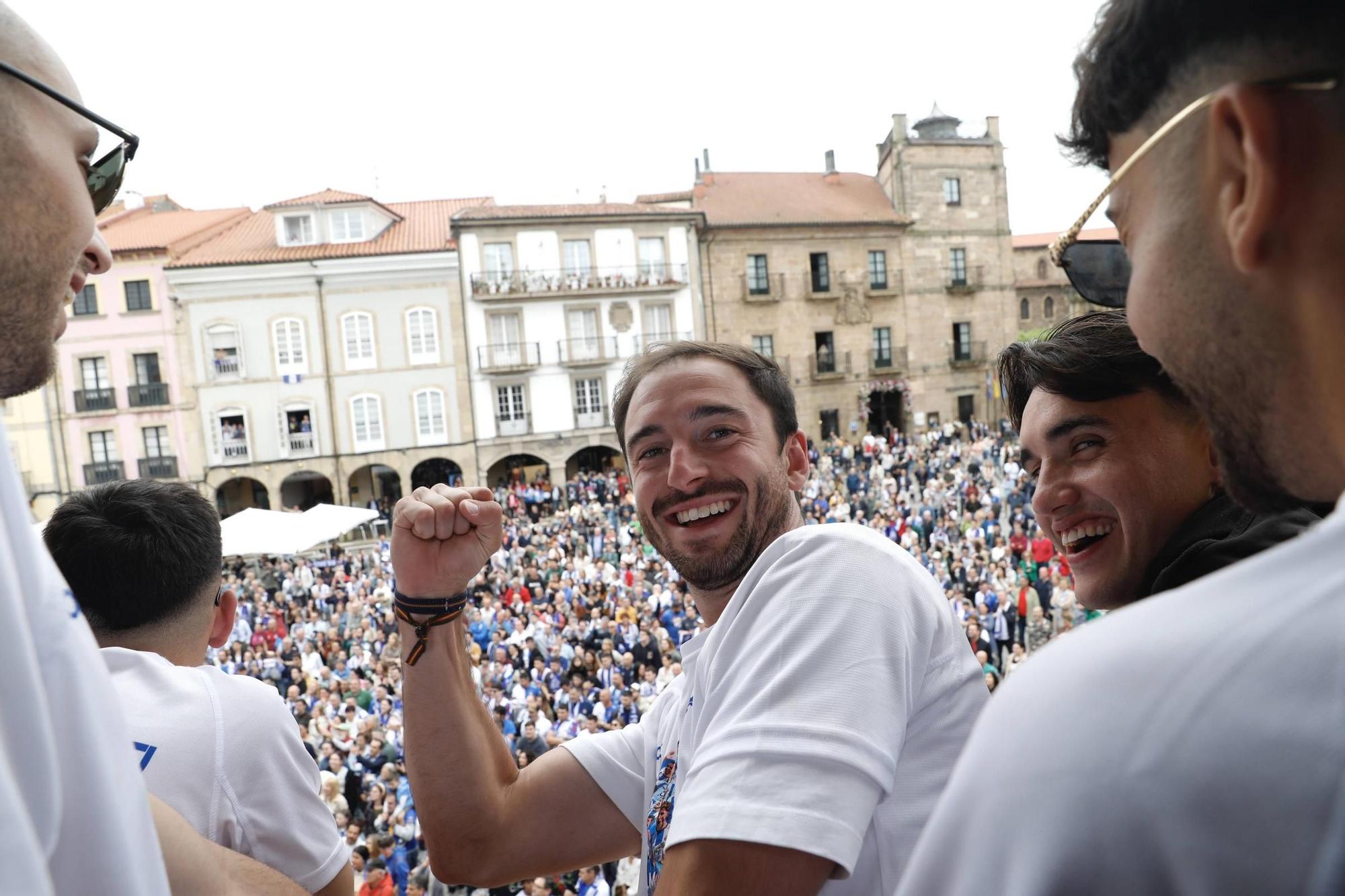 EN IMÁGENES: Así fue el recibimiento de los jugadores del Real Avilés en el Ayuntamiento