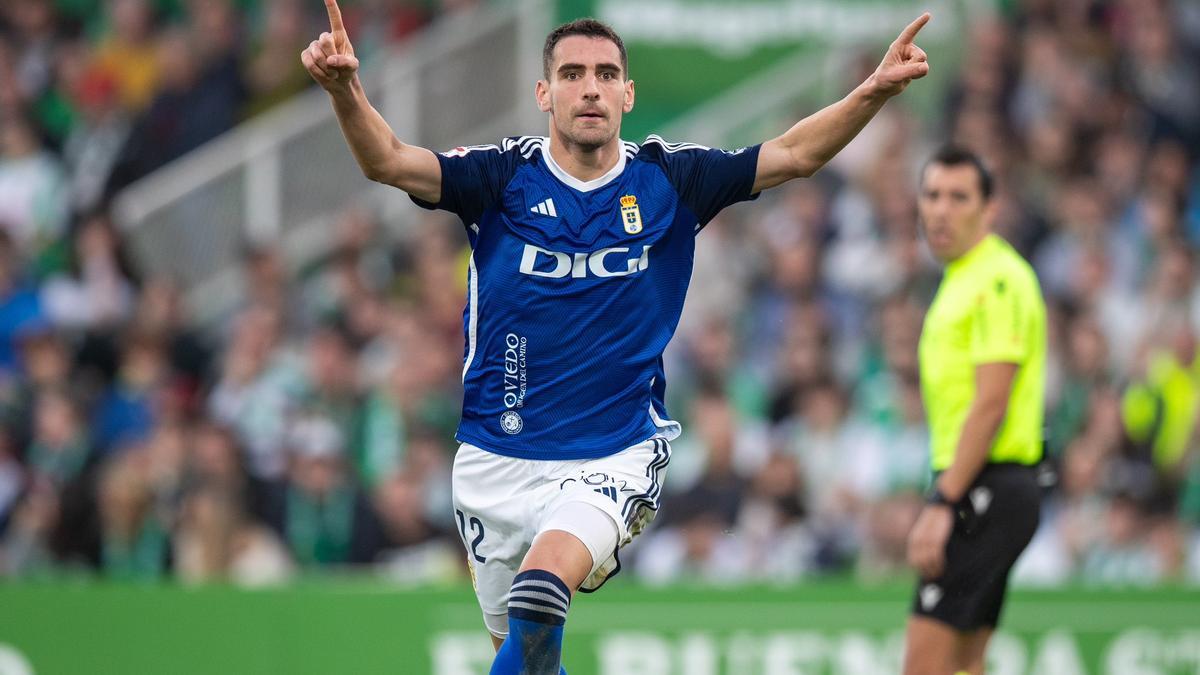 Dani Calvo celebra un gol con el Oviedo