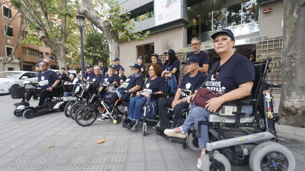 Miembros de la asociación de afectados de polio y síndrome postpolio en la protesta frente a la Conselleria de Sanidad.