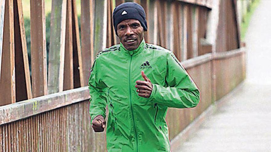 Gebrselassie corre ayer en un parque de Oviedo. // Ángel González