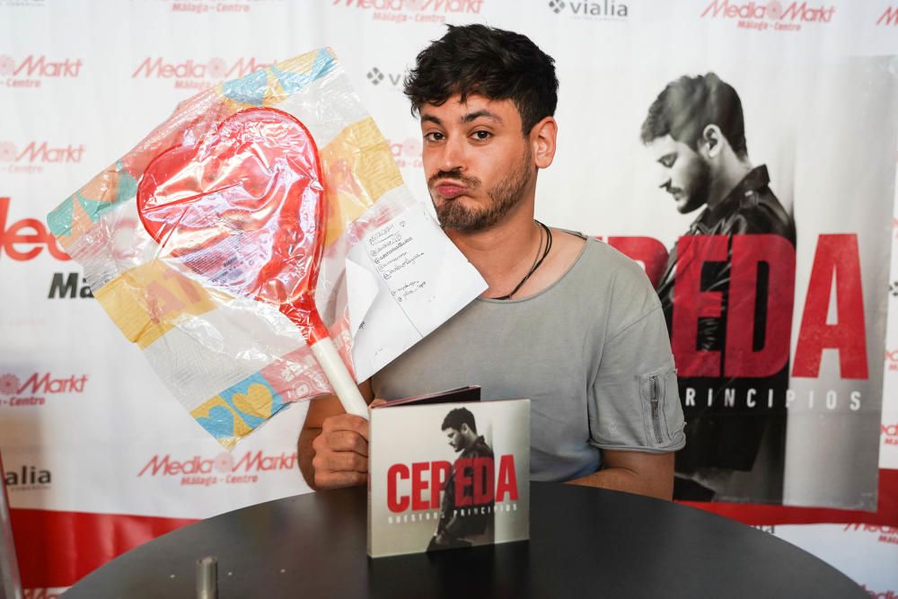 Cientos de aficionados, que hicieron cola horas antes del inicio del evento, pudieron saludar a Cepeda además de llevarse una firma y una foto para el recuerdo.